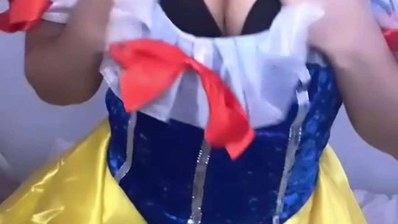 Snow White is horny and she misses the dwarfs