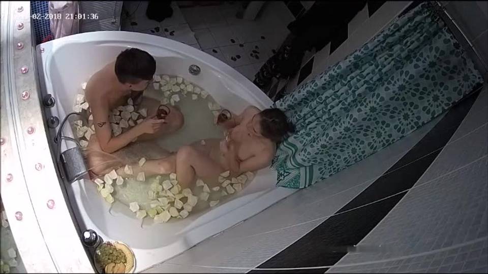 Amateur alan and evi fuck in the bathtub