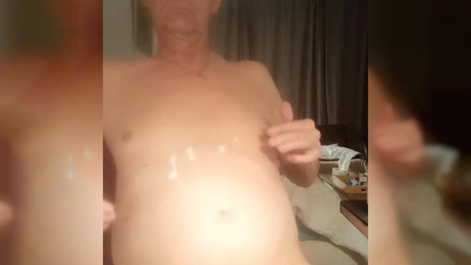 Old guy puts a ring around his cock and wanks