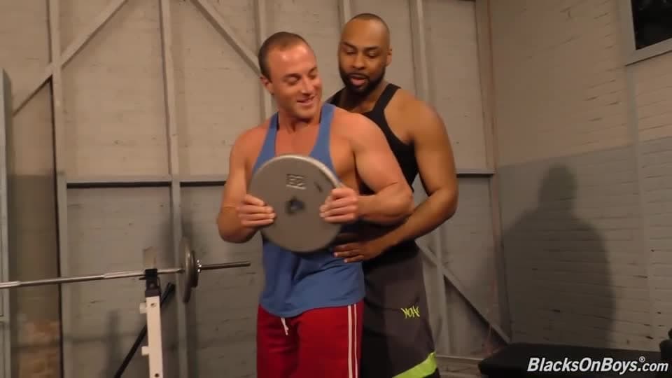 Two macho men who love to fuck in the gym