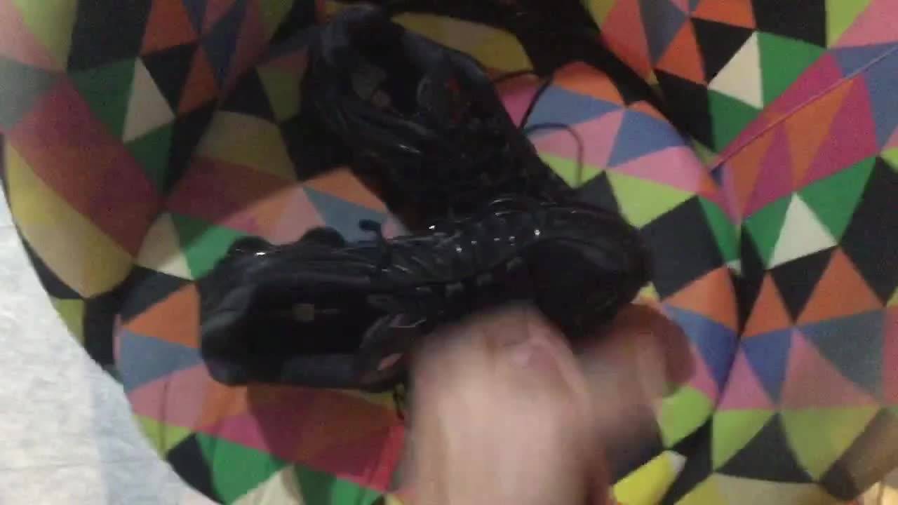 I like to jerk off and cum my black shoes