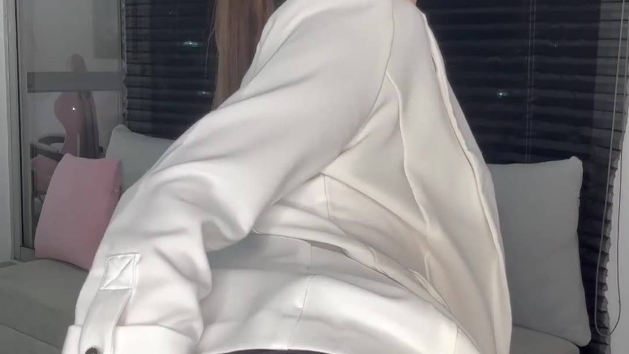 A teen with a big ass is going to fuck herself solo