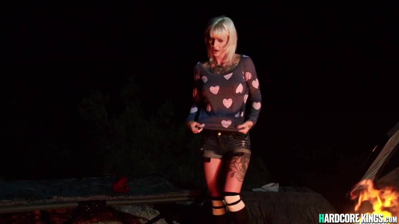 Tattooed blonde fuck outdoors at night